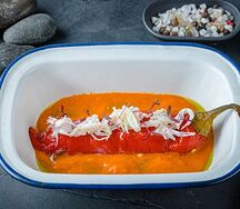 Перец рамиро с домашним сыром и крабом