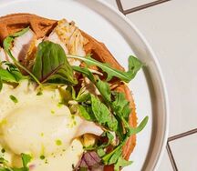 Вафля картофельная с индейкой и голландским соусом