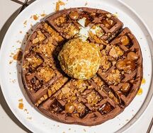 Шоколадная вафля со сливочным соусом и кокосовой карамелью