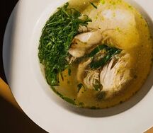 Бульон куриный с яйцом пашот