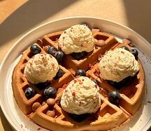 Вафля классическая с голубикой, шоколадом и крем-брюле