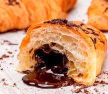 Круассан с шоколадной начинкой