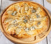 Хачапури с грушей и горгонзоллой