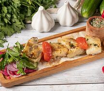 Шашлык из судака с соусом киндзмари