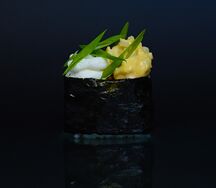 Гункан с камчатским крабом