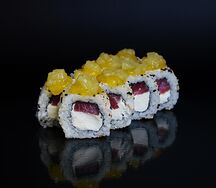 Ролл с тунцом, грушей и соусом из маракуйи