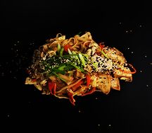 Пшеничная лапша с курицей и соусом черный перец
