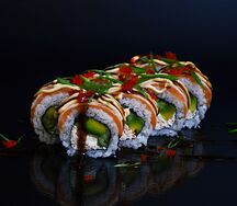Опаленный ролл со снежным крабом и спайси соусом