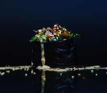 Гункан с чукой и помидором
