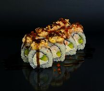 Опаленный ролл с лососем и креветкой