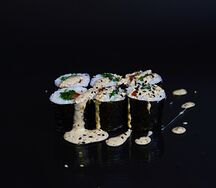 Ролл с чукой и помидором