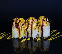 Ролл без нори с лососем и соусом спайси-манго