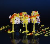 Острый ролл с тунцом и соусом спайси-манго