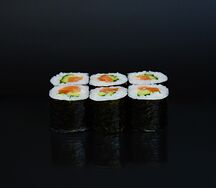 Ролл с лососем и огурцом