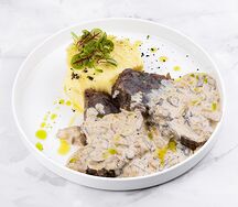 Томленые телячьи щеки с соусом из белых грибов