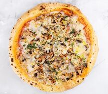 Пицца с курицей и грибами 