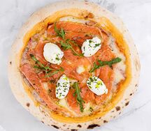 Пицца с лососем и сливочным сыром 
