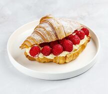 Круассан с ванильным кремом и малиной