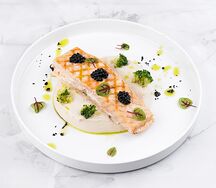 Стейк из лосося с муссом из цветной капусты