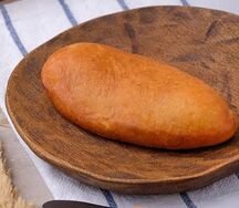 Жареный пирожок с картофелем и сосиской