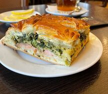 Пирог с горбушей, шпинатом и сливочным сыром