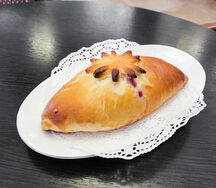 Пирожок с вишней