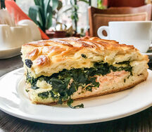 Пирог с лососем и шпинатом