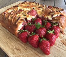 Пирог со свежей клубникой