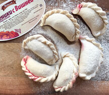 Замороженные вареники с вишней ручной работы