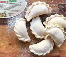 Замороженные вареники с картофелем и луком ручной работы