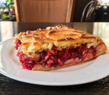 Пирог с яблоком и брусникой