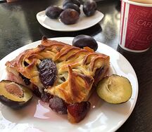 Пирог со свежей сливой