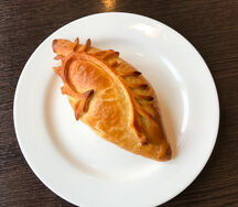 Пирожок с зеленым луком и яйцом