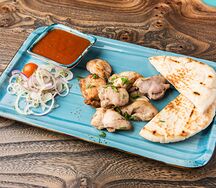 Шашлык из куриного бедра с соусом сацебели и арабской питой