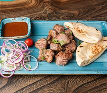 Шашлык из свиной шеи с соусом сацебели и арабской питой