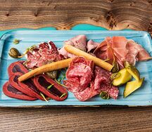 Ассорти мясных деликатесов 