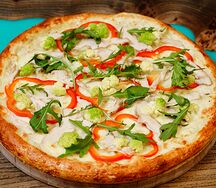 Пицца в сливочном соусе с курицей и овощами