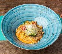 Аматричана с куриной грудкой и вешенками в томатном соусе