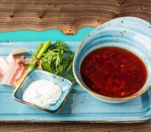 Борщ с говяжьими щечками и сметаной