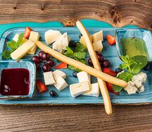 Ассорти сыров с ягодным соусом, мёдом и гриссини