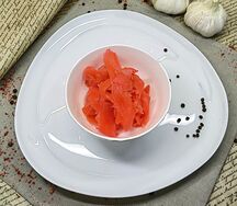 Имбирь маринованный красный