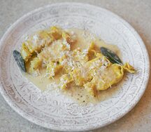 Карамелле с курицей в соусе качо э пепе