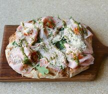 Пицца с мортаделлой и соусом песто