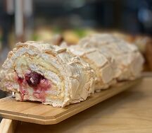 Меренговый рулет с вишнёвым конфи