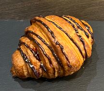 Круассан с вишней