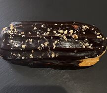 Эклер заварной шоколадный