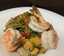 Чесночный рис с морепродуктами