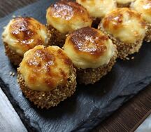 Запеченный ролл с курицей и соусом