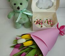 Тюльпаны 7 шт, мишка 1 шт и капкейки 2 шт