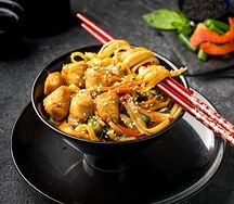 Яичная лапша с цыплёнком и овощами
